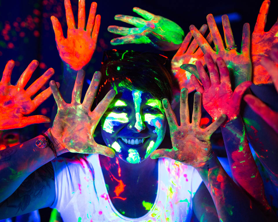 Tipperary woman Ciara McCullough, from Ballinahinch who has experienced depression and come out the other side is organising Irelands newest crazy, a UV Colour Run. It has everything, wonderful surroundings as you run, Upbeat Music to keep your legs pumping and COLOUR, enough colour to light up the night. 